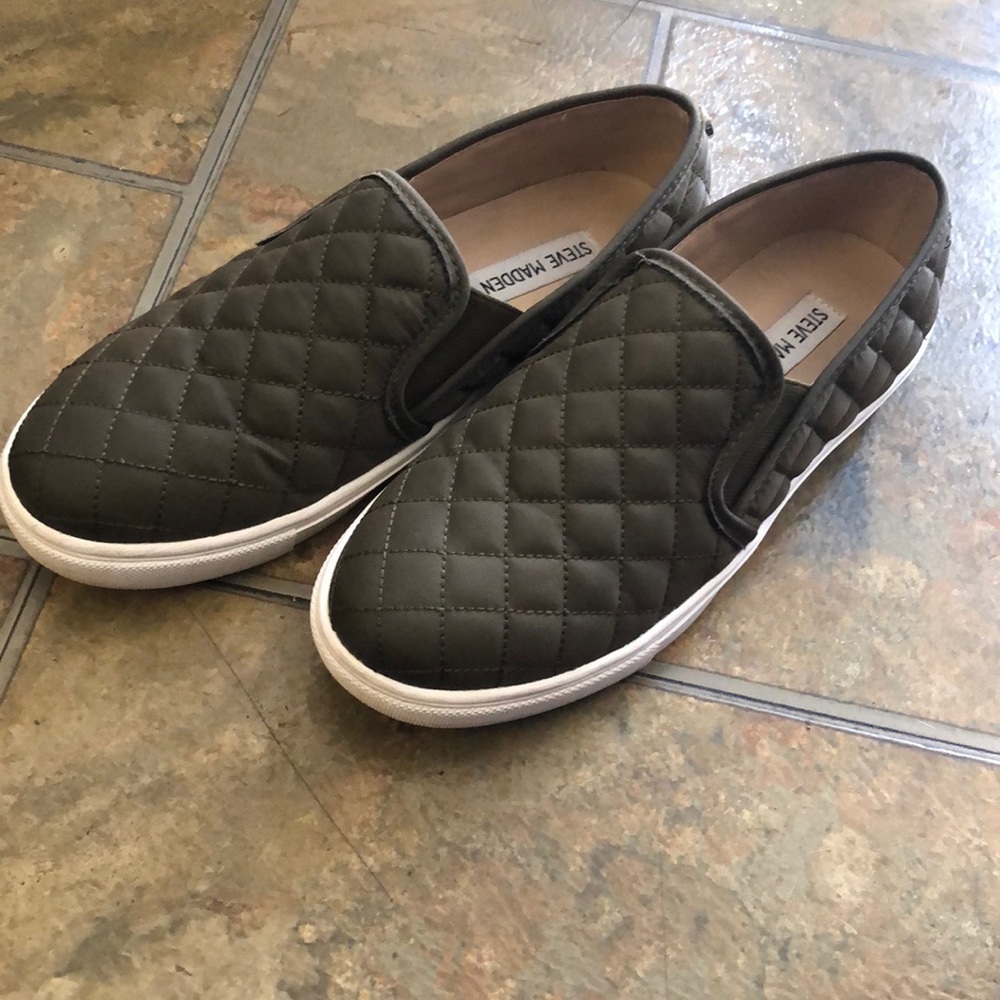 ⭐️Olive Green Steve Madden Slip On Shoes⭐️